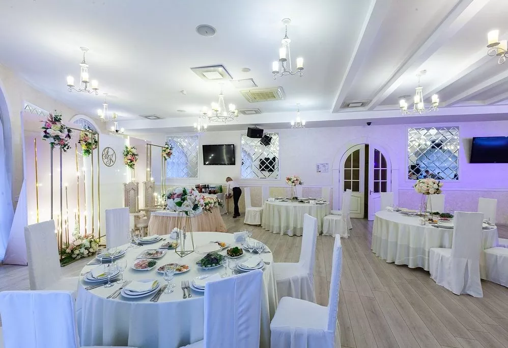 Фото площадки Малый светлый зал на первом этаже банкетного комплекса для мероприятий на ВДНХ: изображение 3