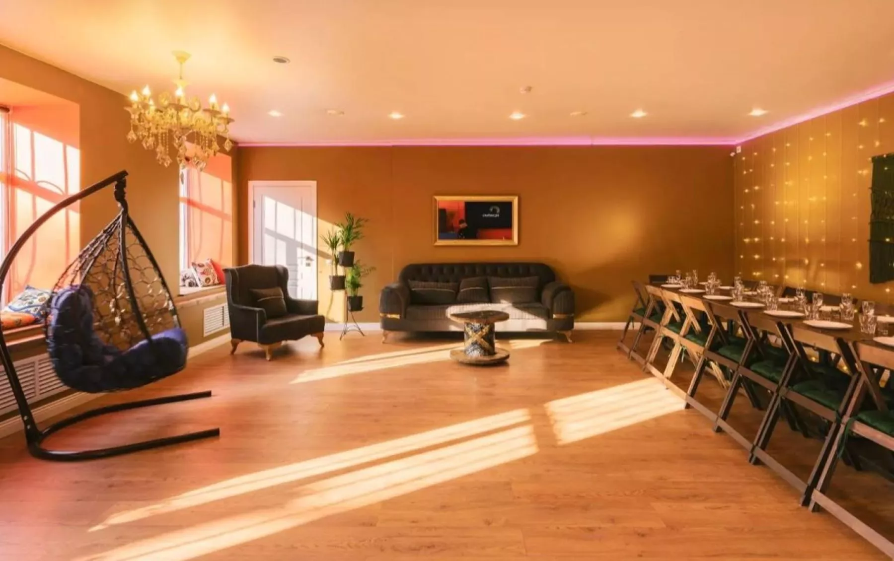 Фото площадки Уютный лофт ESTETIKA для вечеринок с караоке и неоновым освещением: изображение 2