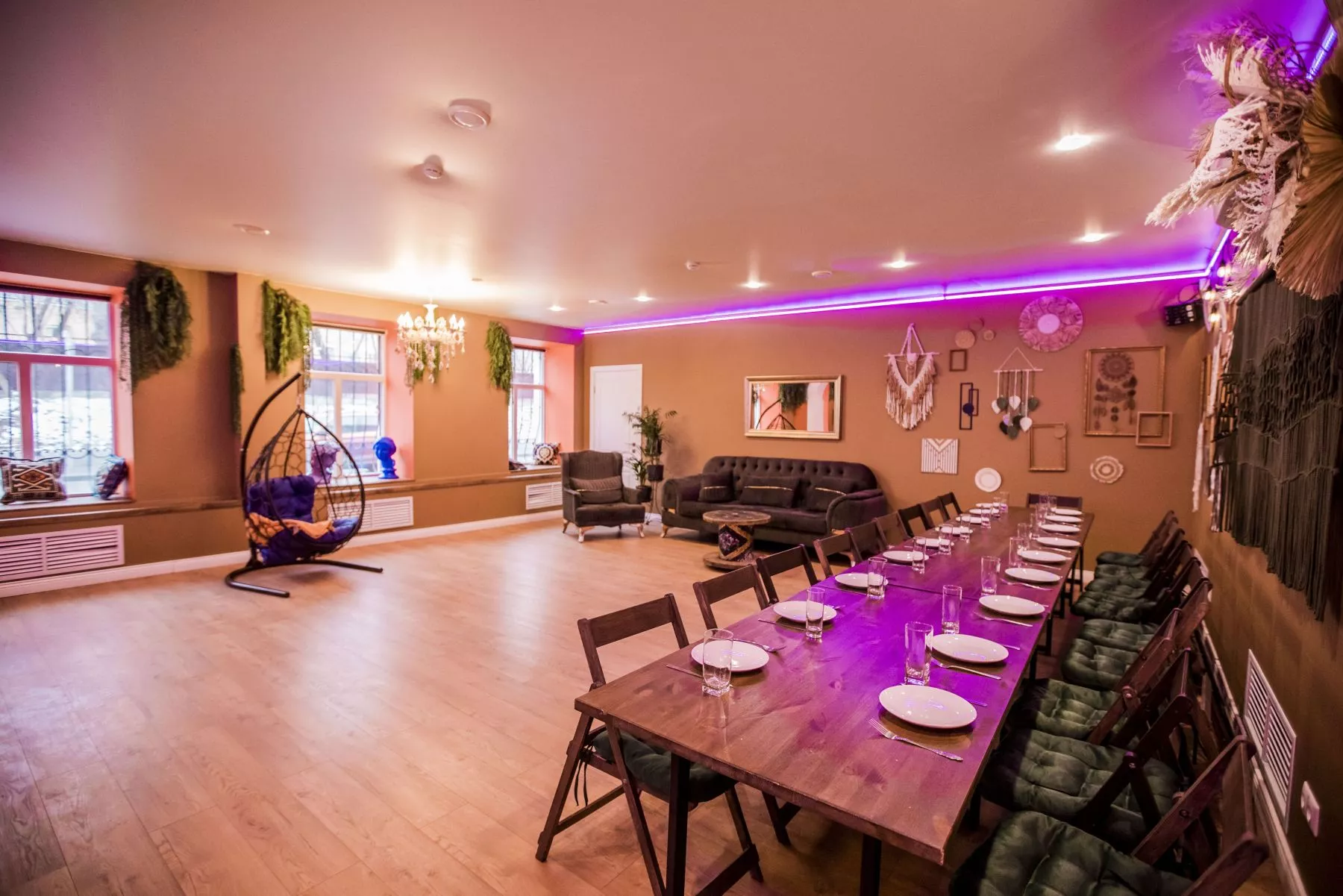 Фото площадки Уютный лофт ESTETIKA для вечеринок с караоке и неоновым освещением: изображение 3