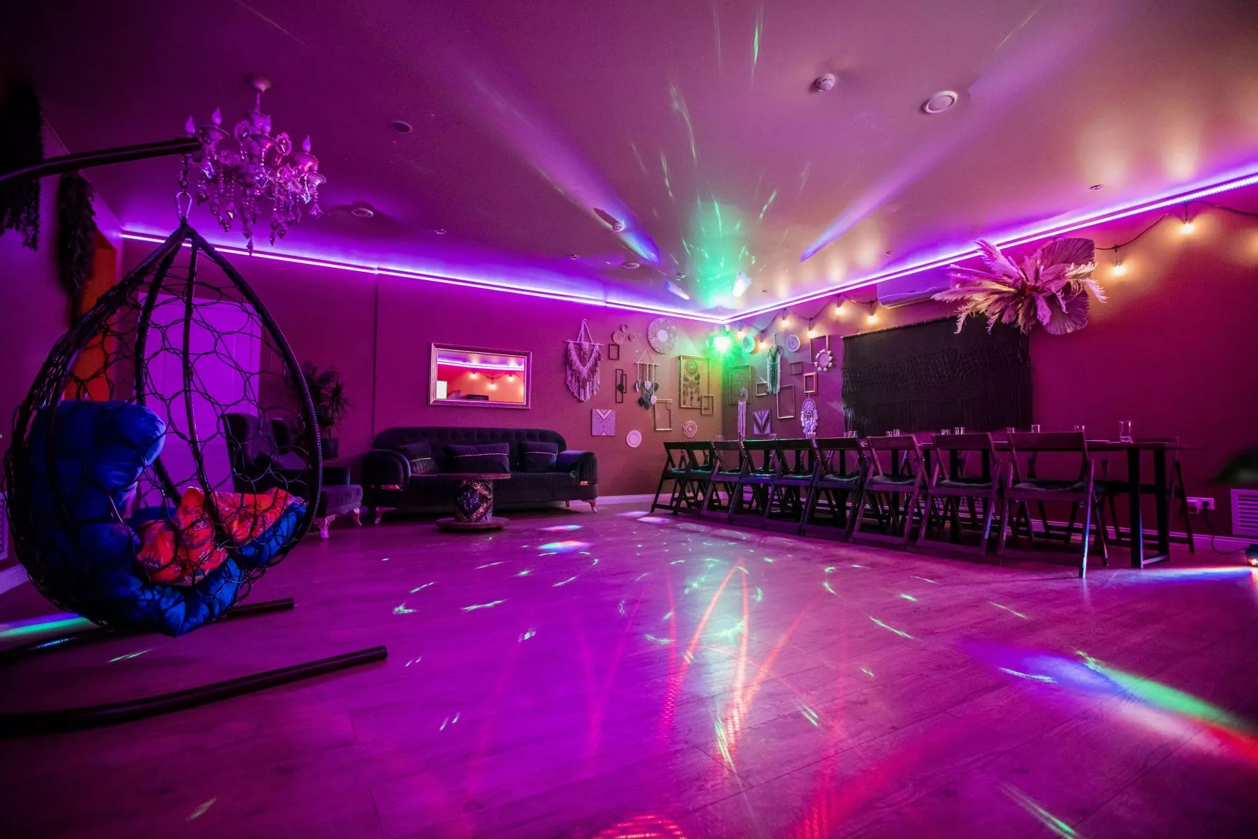 Фото площадки Уютный лофт ESTETIKA для вечеринок с караоке и неоновым освещением: главное