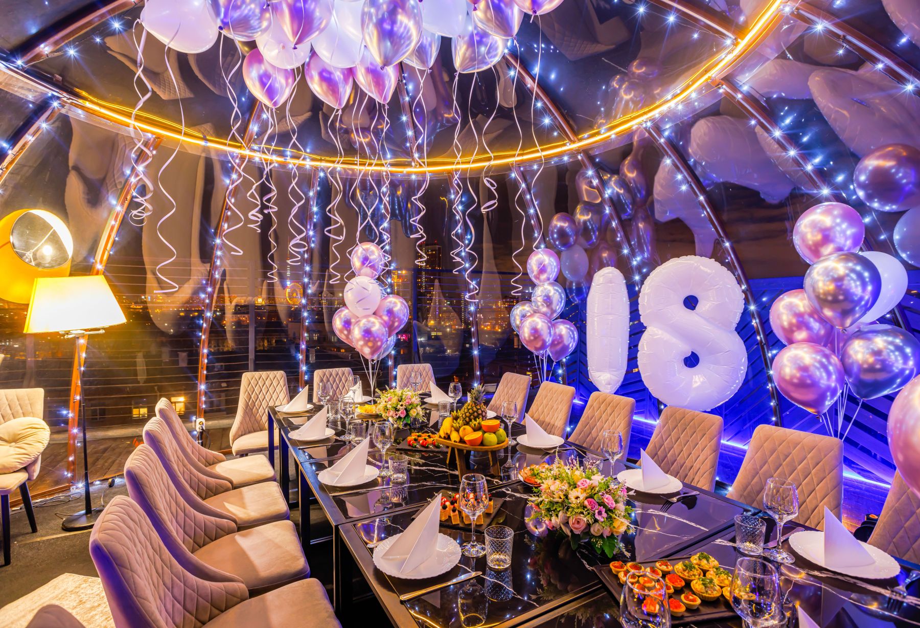 Купольная беседка на крыше ВДНХ на фоне города