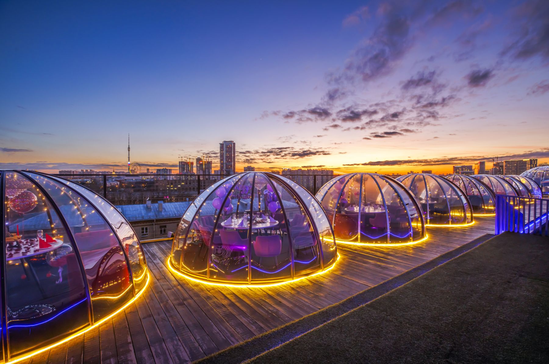 Интерьер купольной беседки с мягкими креслами