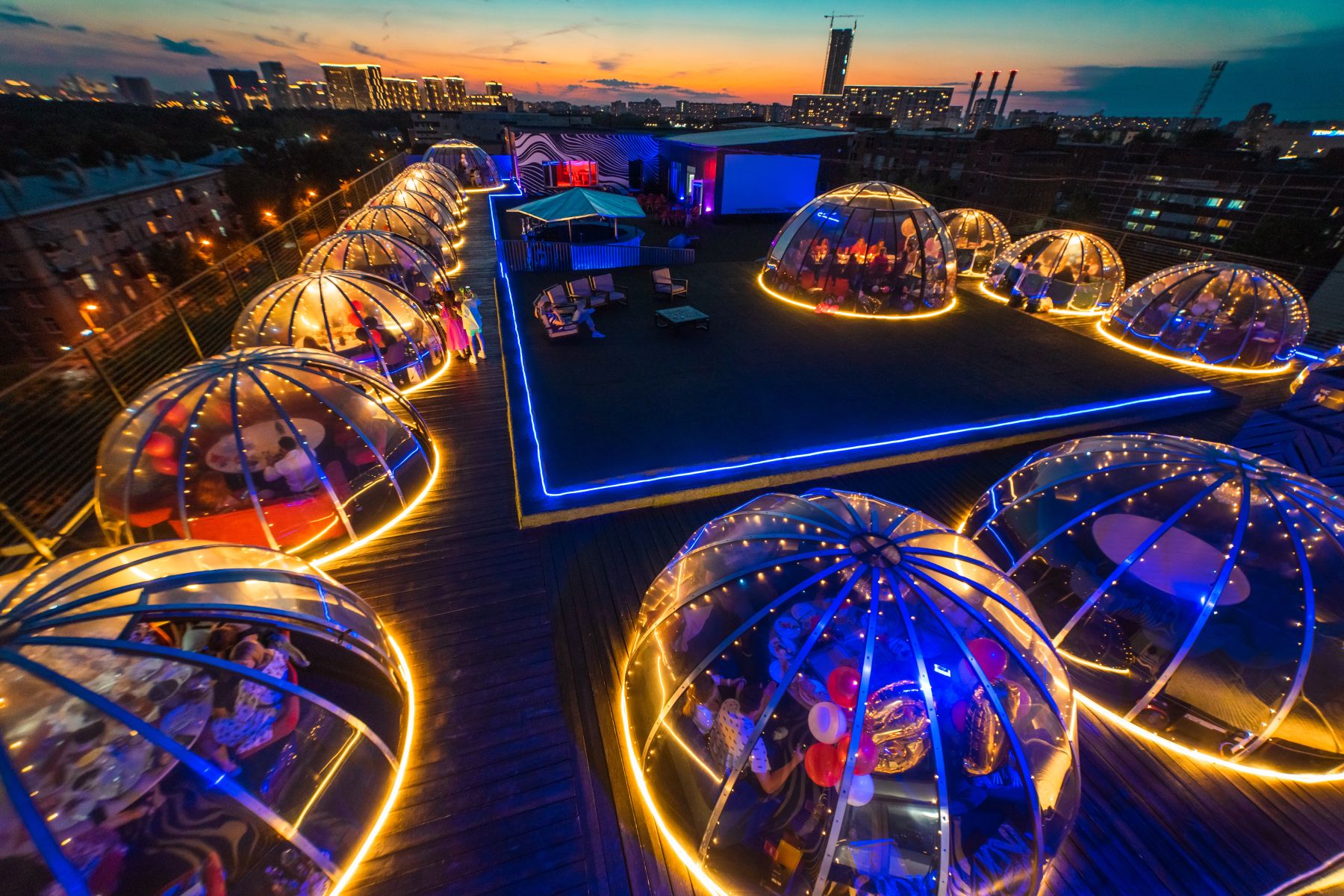 Зона для отдыха в купольной беседке на крыше