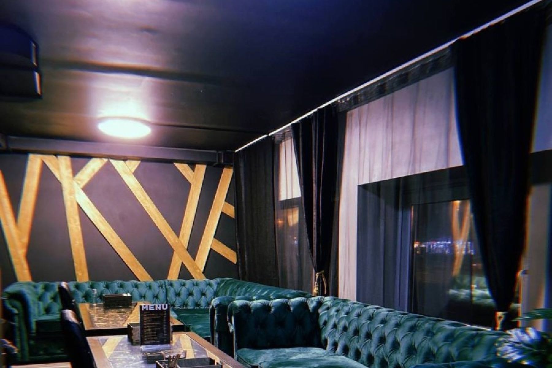 Интерьер бара Mist Lounge с диванами