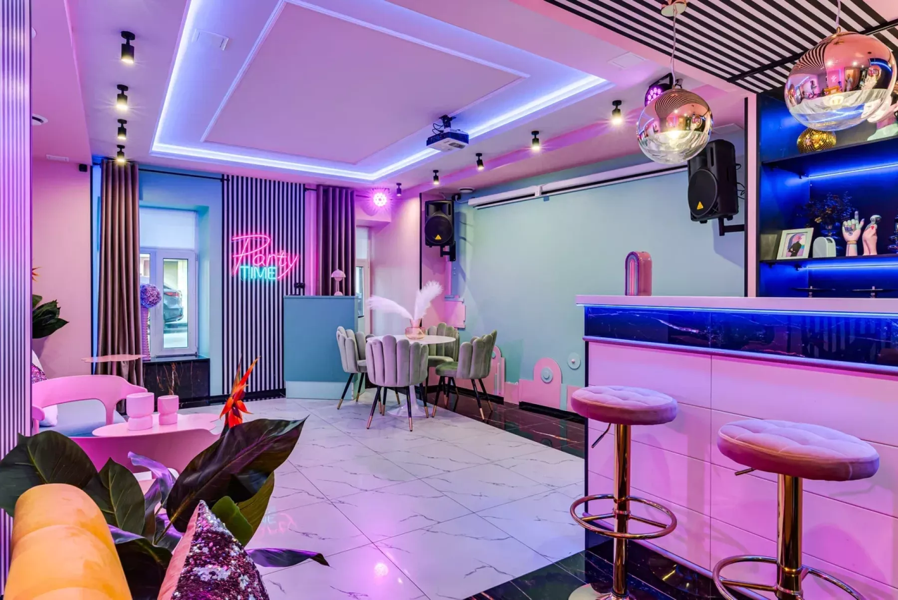 Современная барная стойка в лофте Сладкий