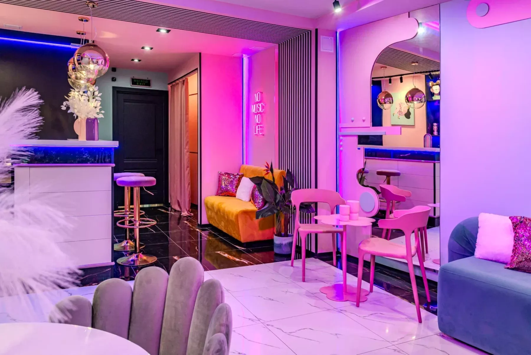 Уютный диван в лофте Сладкий