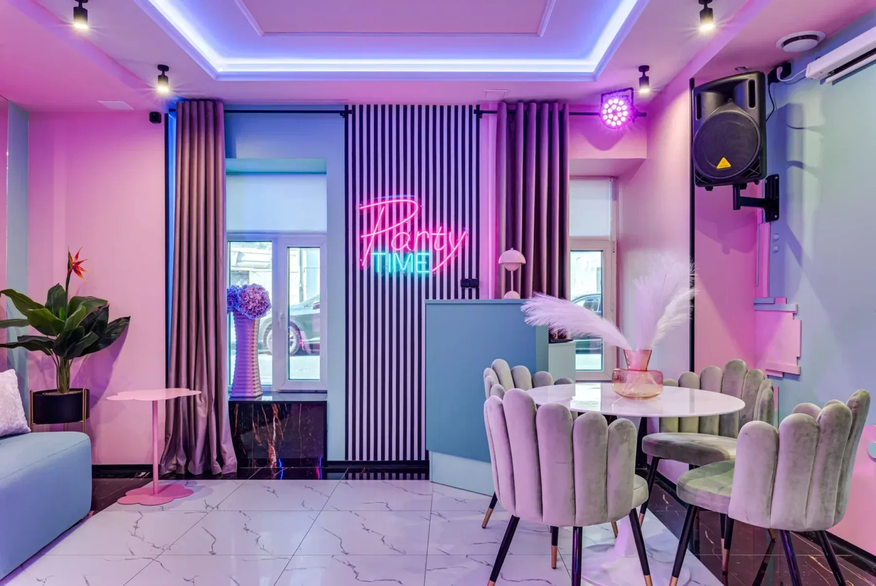 Зал лофта Сладкий с панорамными окнами