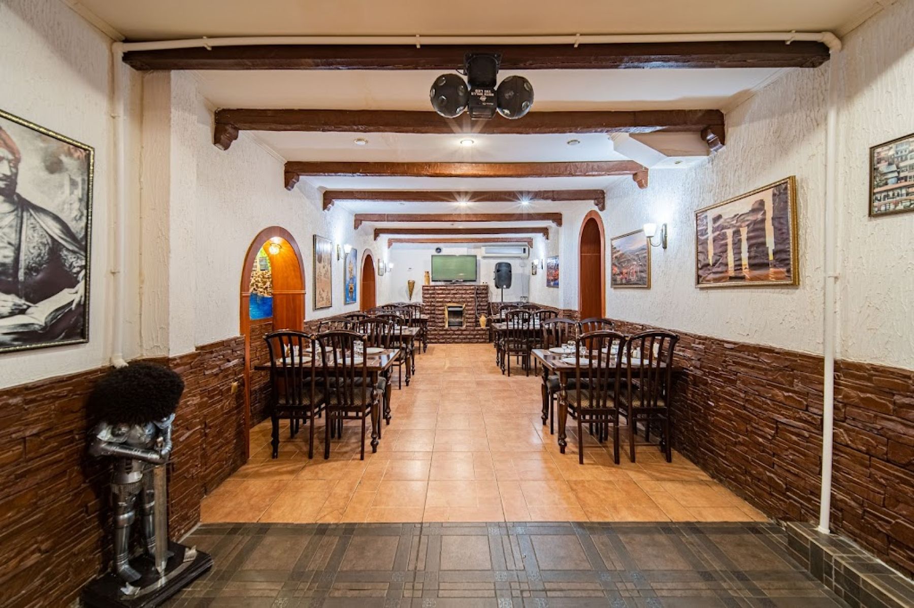 Сцена для выступлений в ресторане Нани