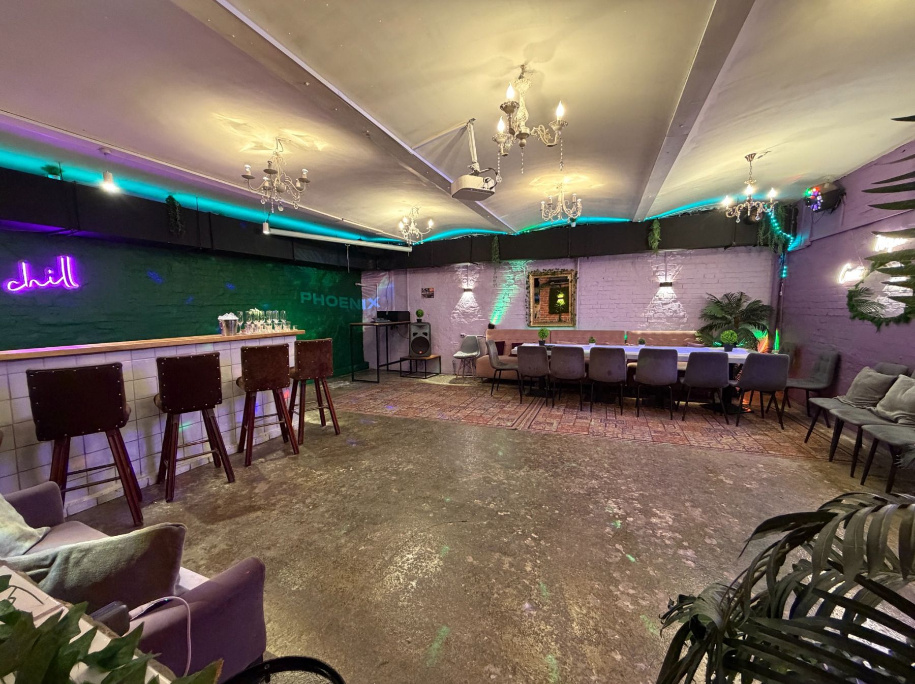 Атмосфера вечеринки в лофте Феникс