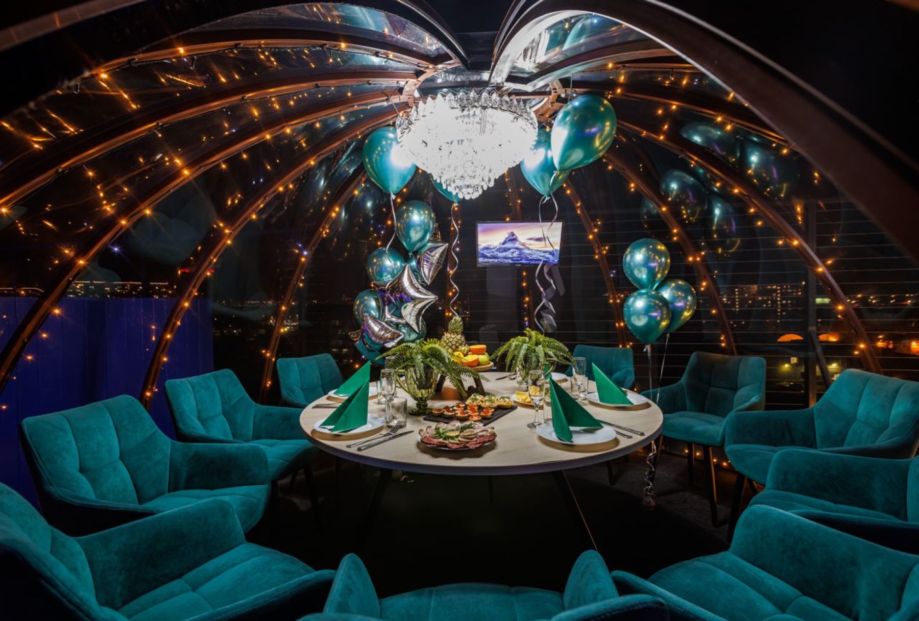 Купольная беседка на крыше с комфортными креслами