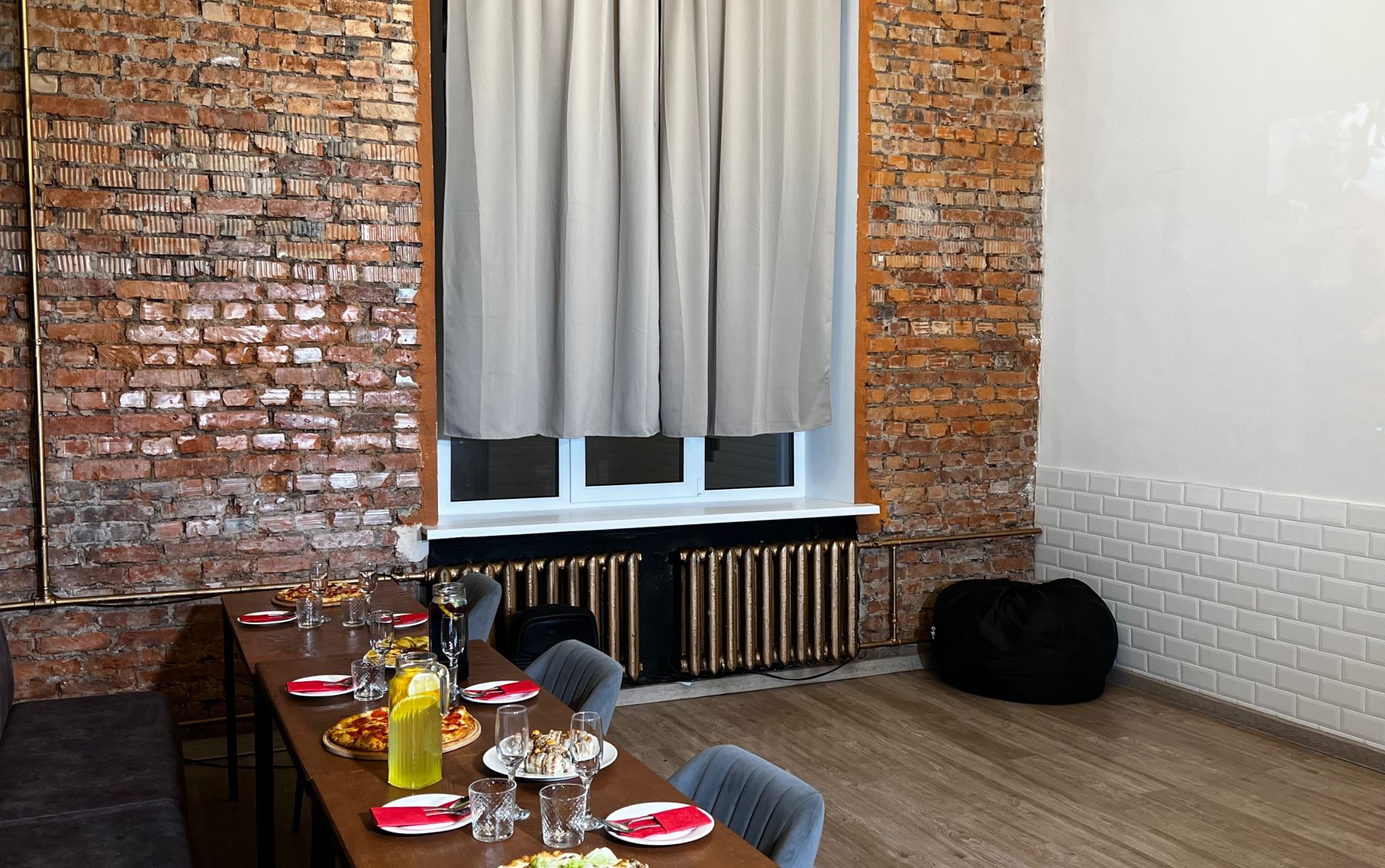 Яркий лофт-зал на Васильевском в Москве