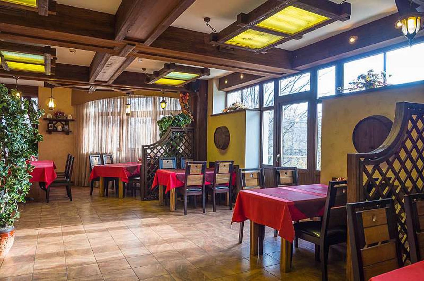 Зал ресторана «Фрау Марта» с уютной атмосферой