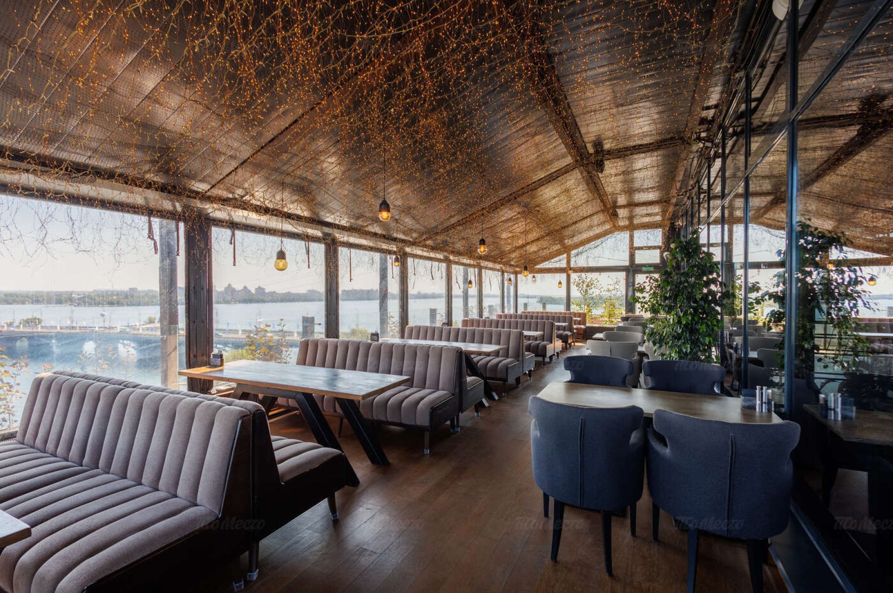 Интерьер ресторана с открытым огнём