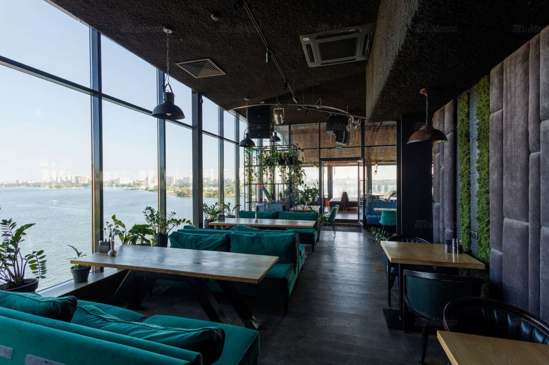 Летняя веранда ресторана на крыше в Воронеже