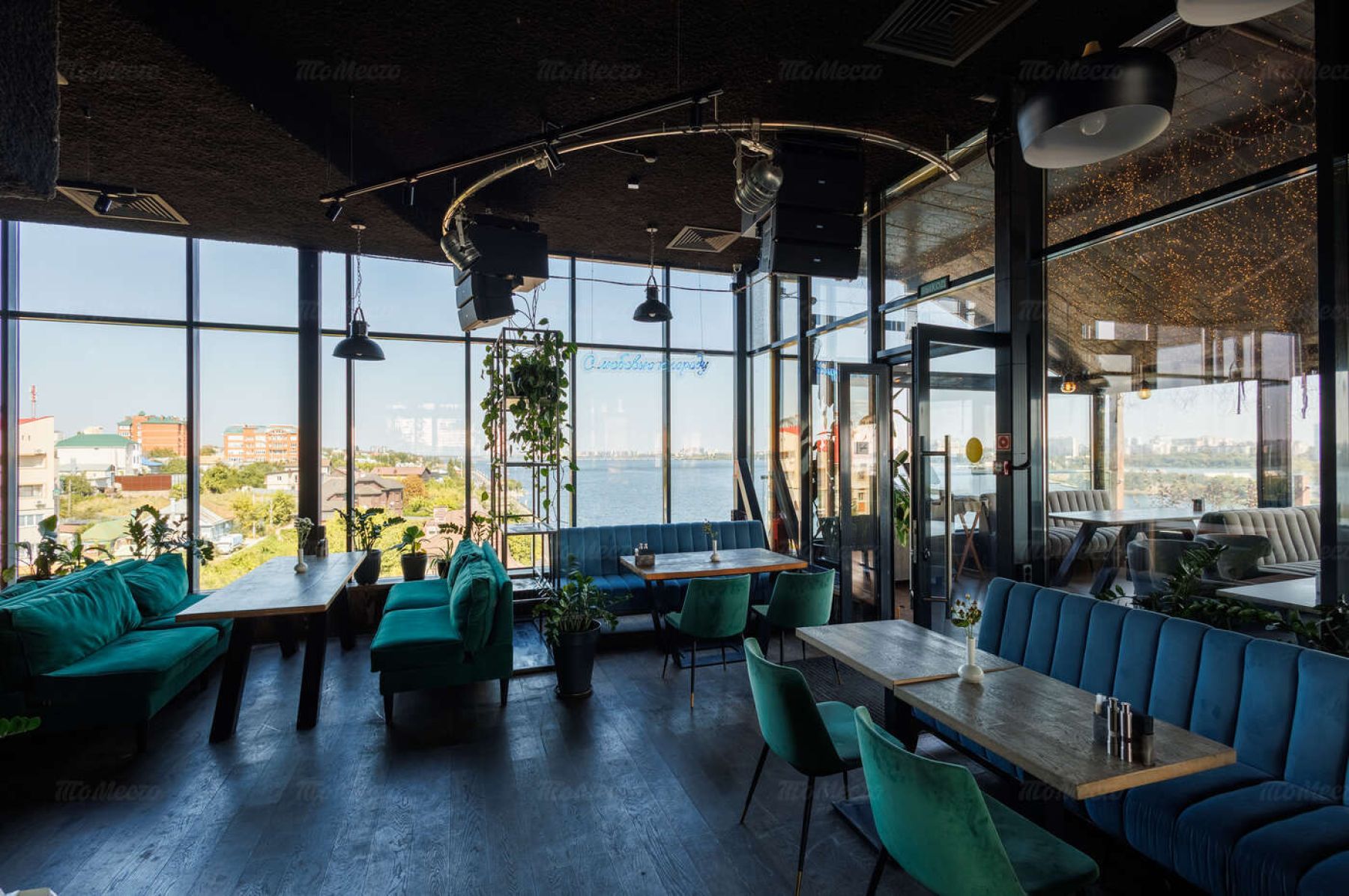 Уютная обстановка ресторана авторской кухни "15/86"