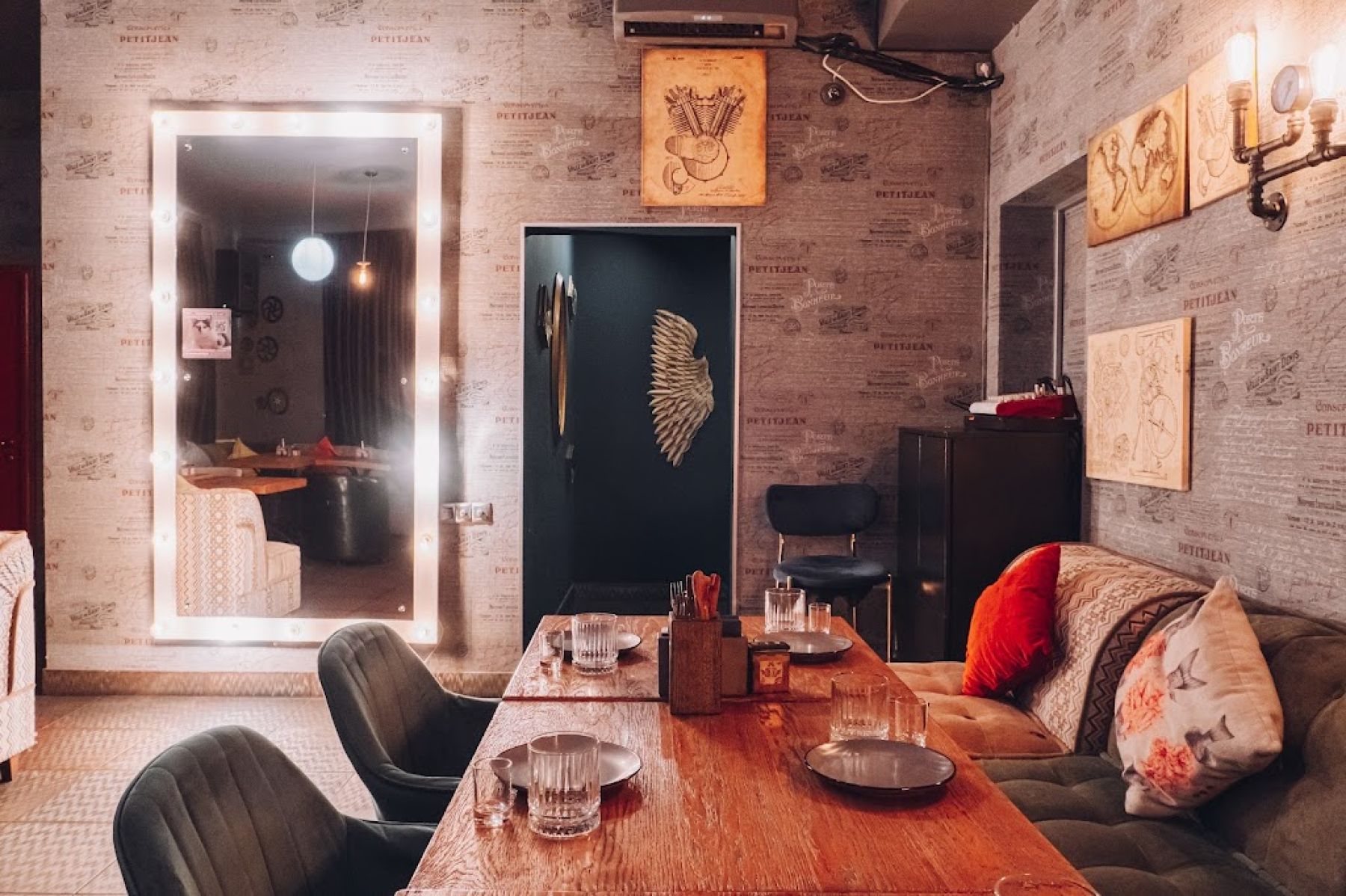 Интерьер ресторана Feromon на Приморской