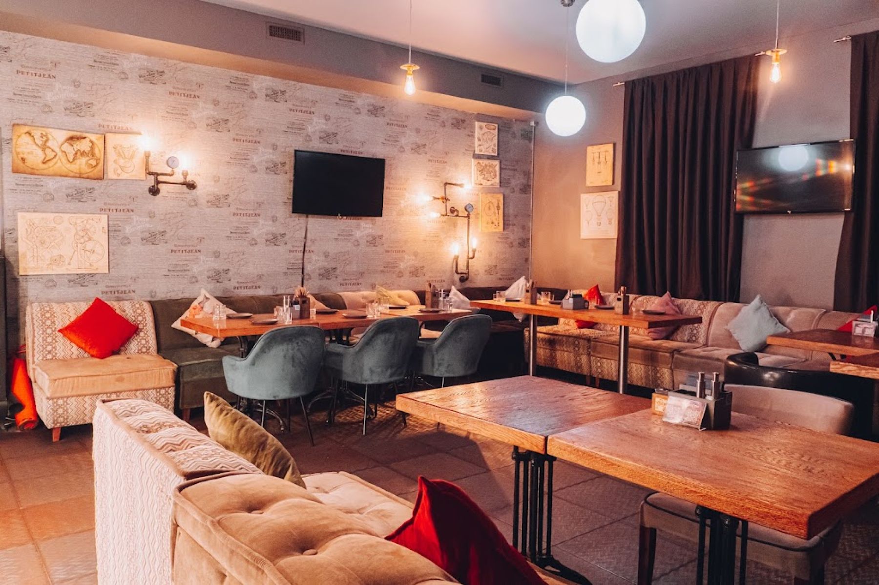 Стильный зал ресторана Feromon