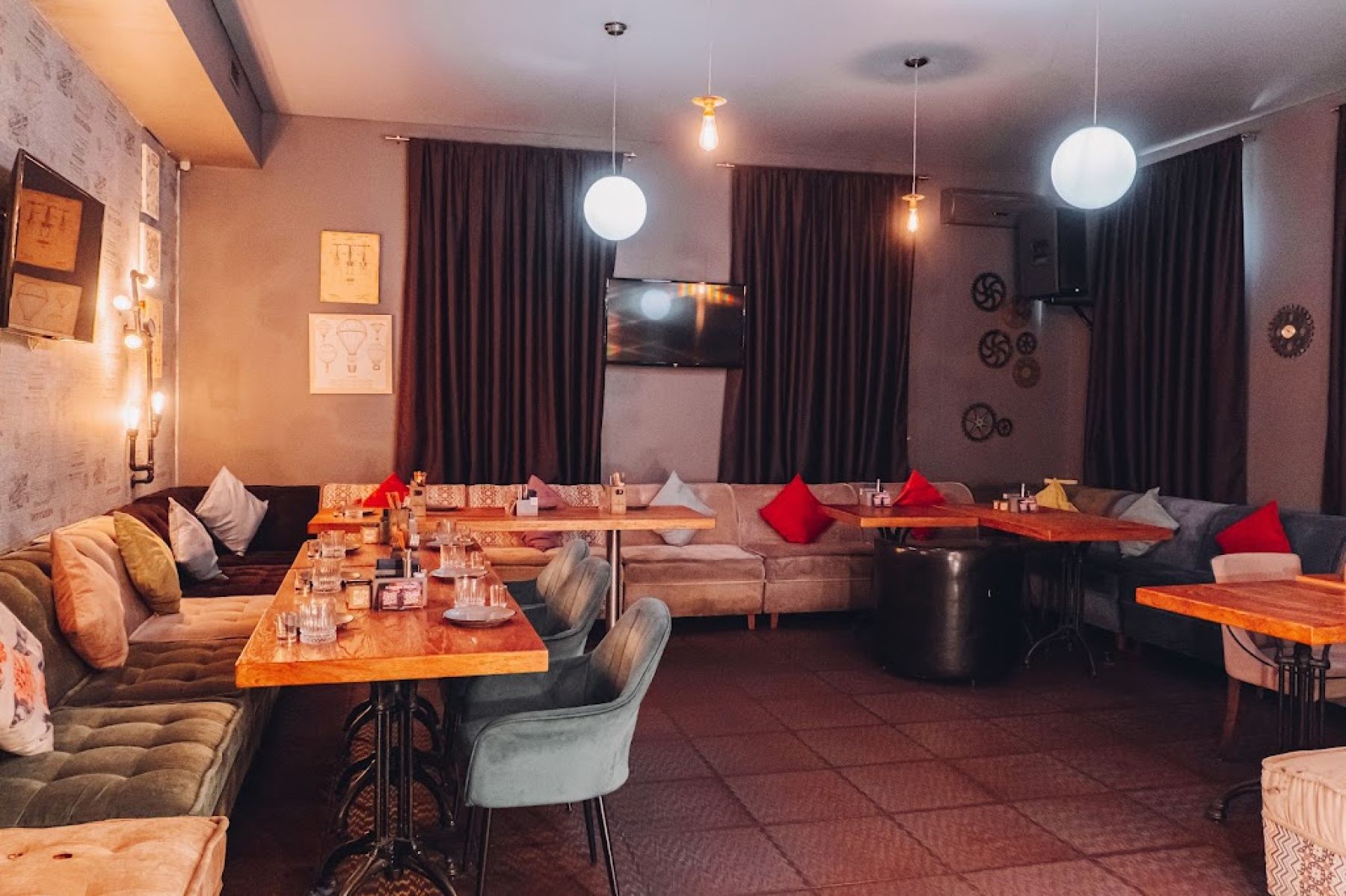 Уютные диваны ресторана Feromon