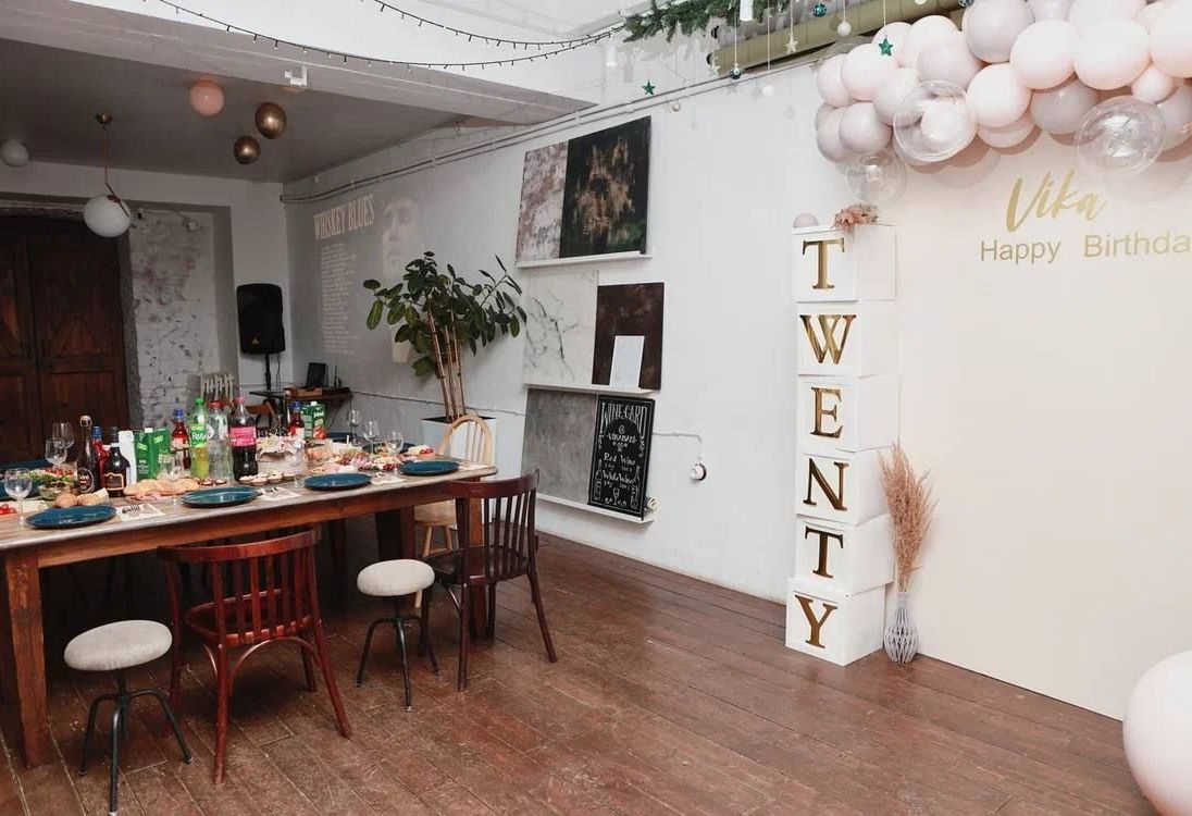 Столовая зона в лофте GRAPE