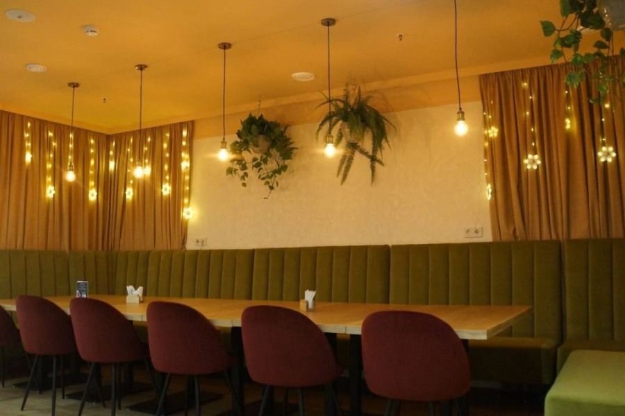 Интерьер банкетного зала с освещением