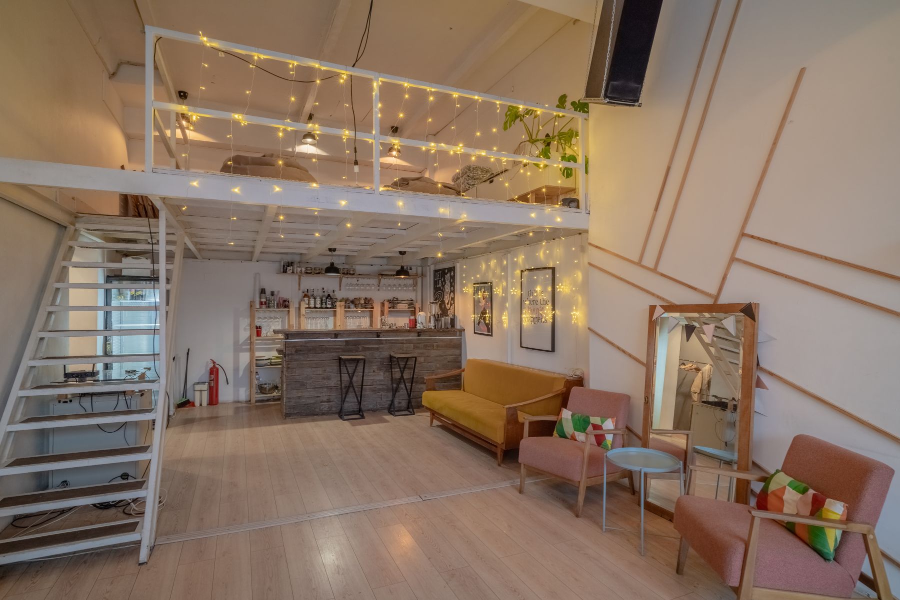 Интерьер лофта с большими окнами и антресолью