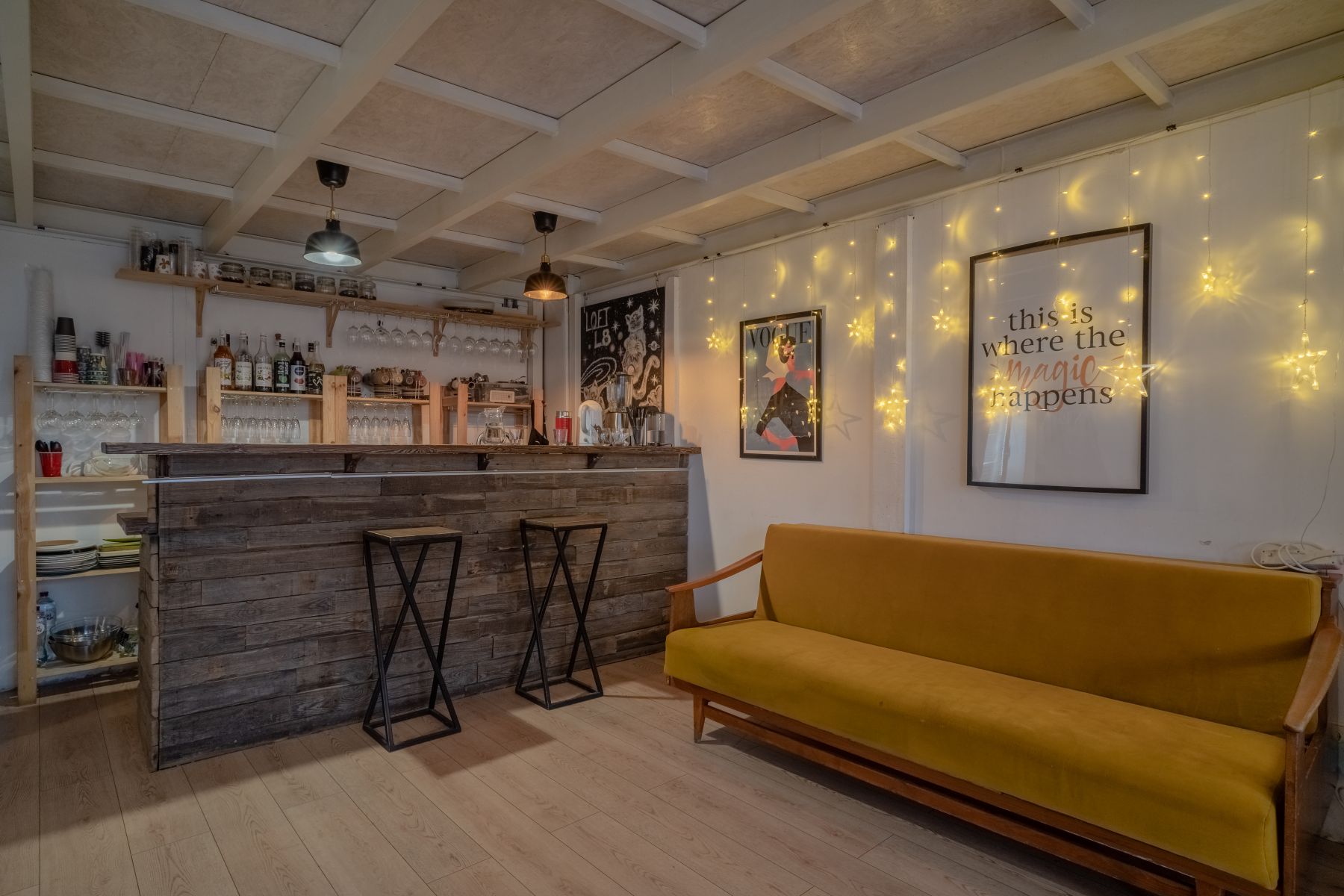 Барная зона в лофте "Гости"