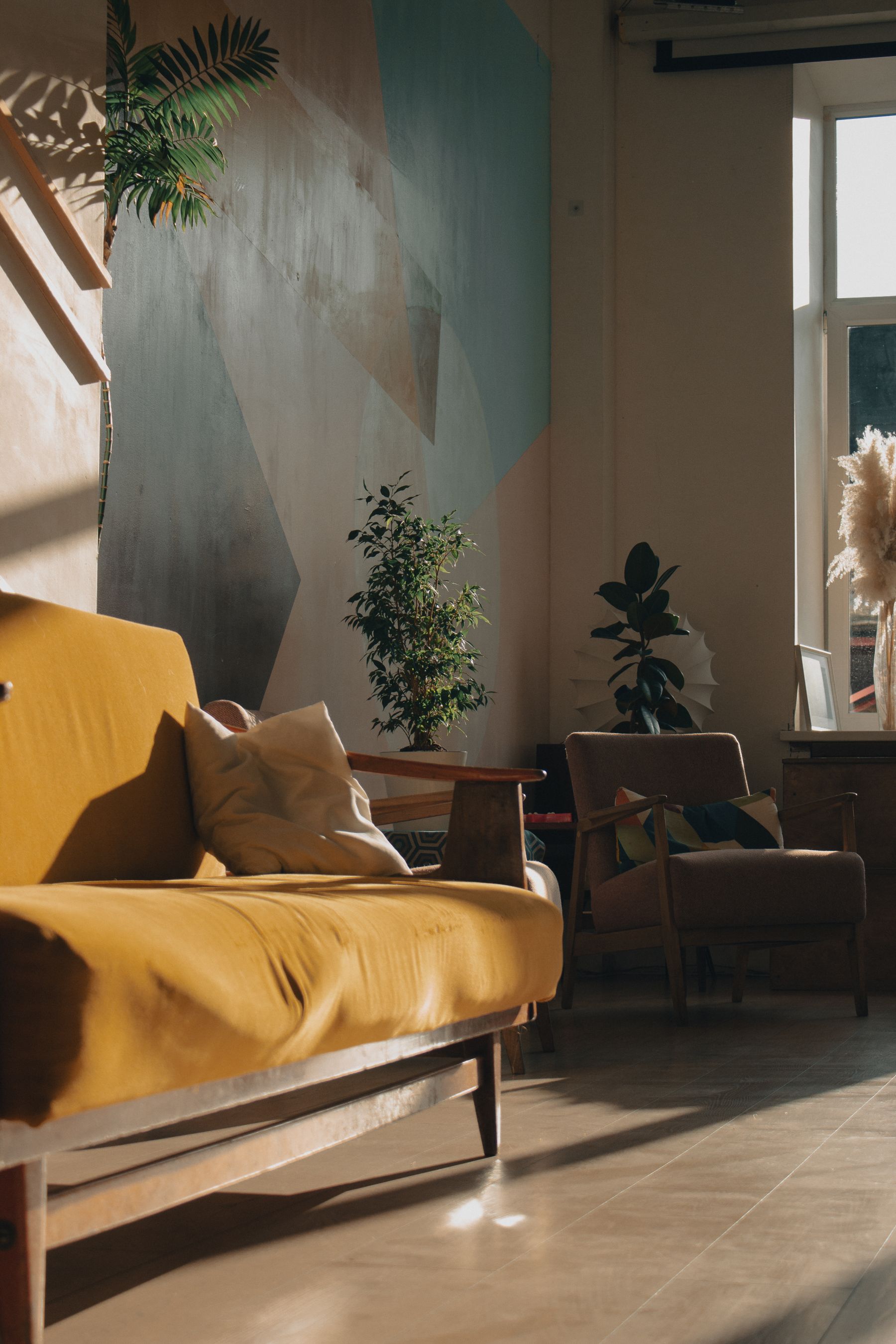 Зона для мероприятий в лофте с уютной атмосферой