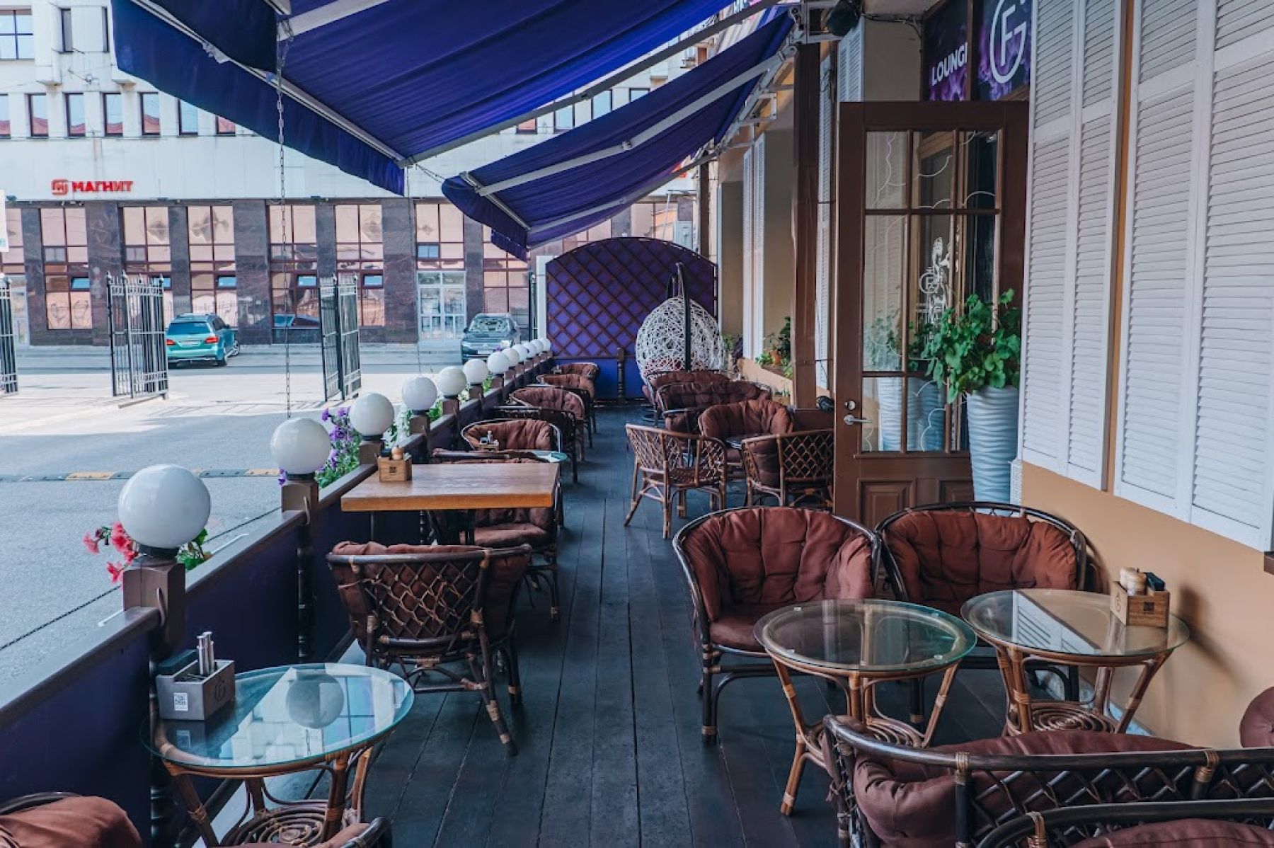 Стол с угощениями в ресторане Feromon Efimova