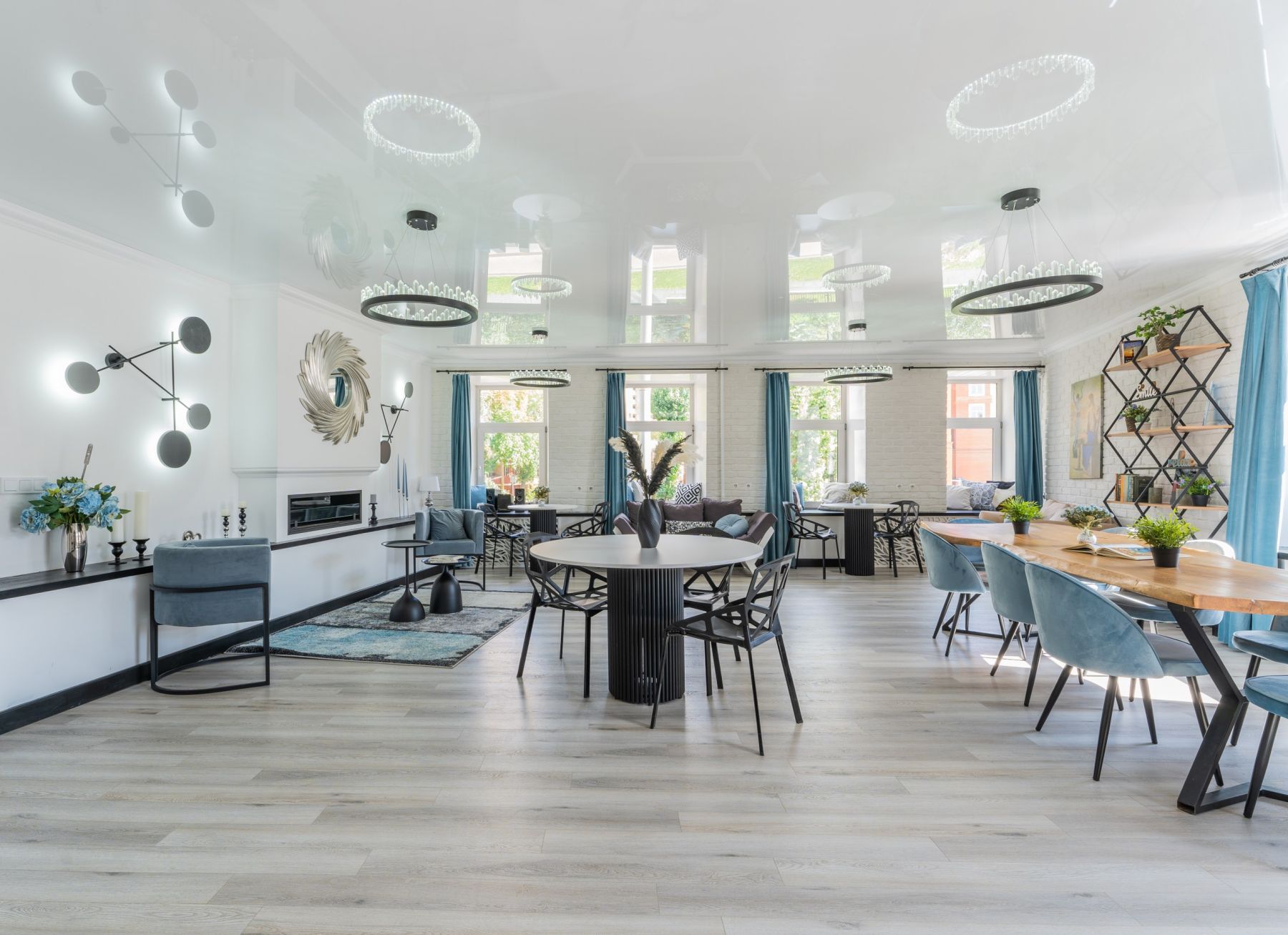 Лофт Пикассо - зона для отдыха с подушками