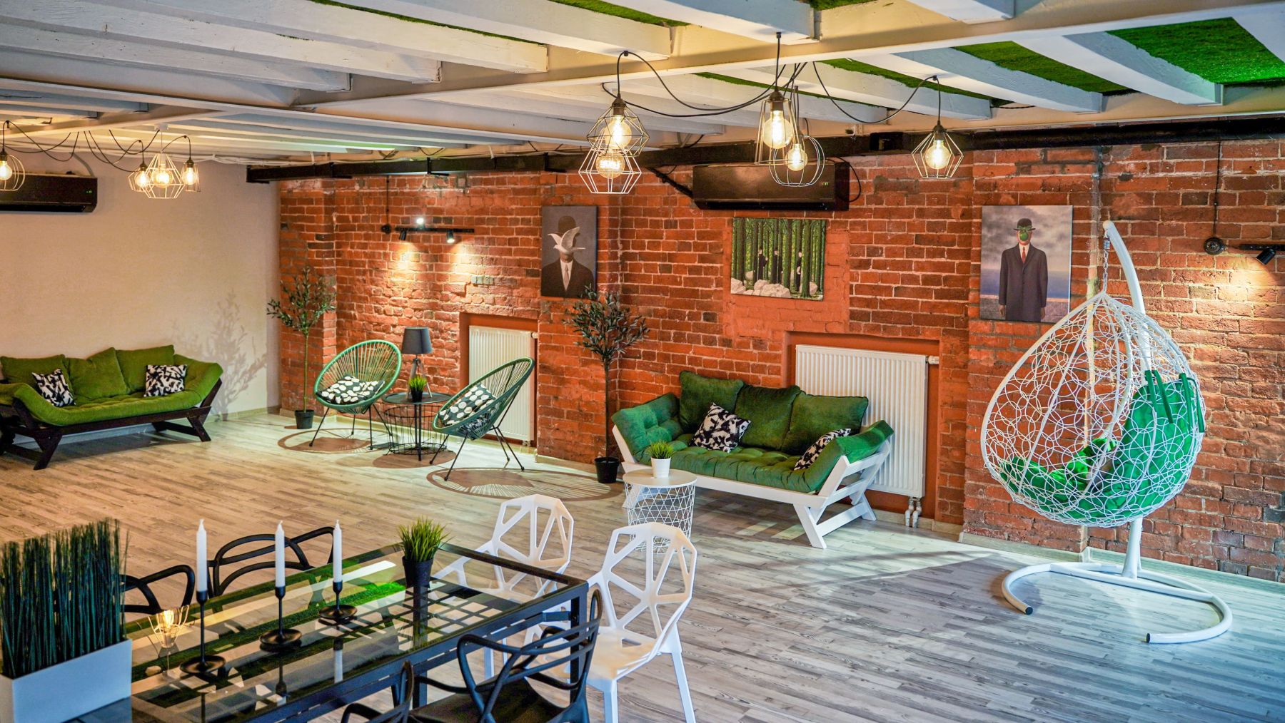 Столовая зона в светлом лофте на Бауманской