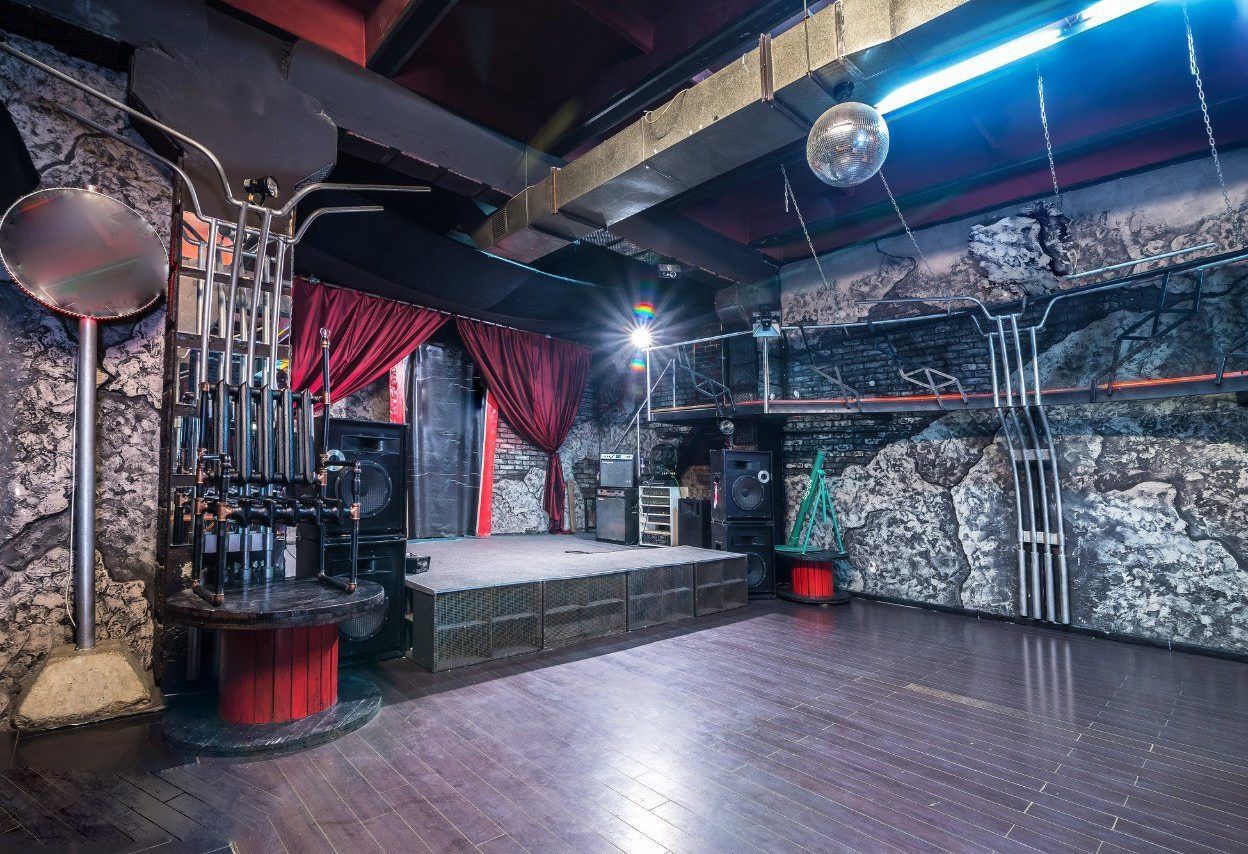 Интерьер брутального лофта с барной стойкой