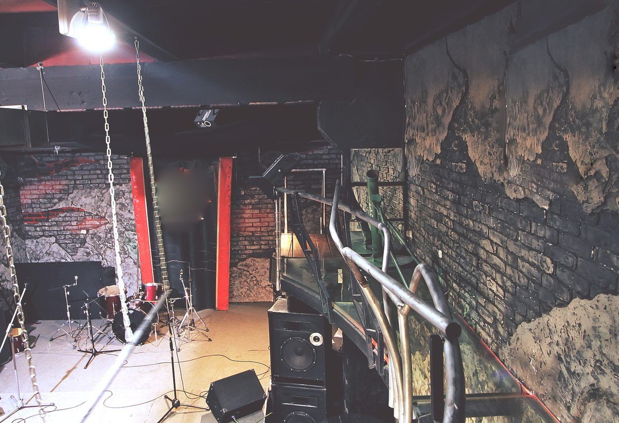 Барная стойка и зона отдыха в лофте