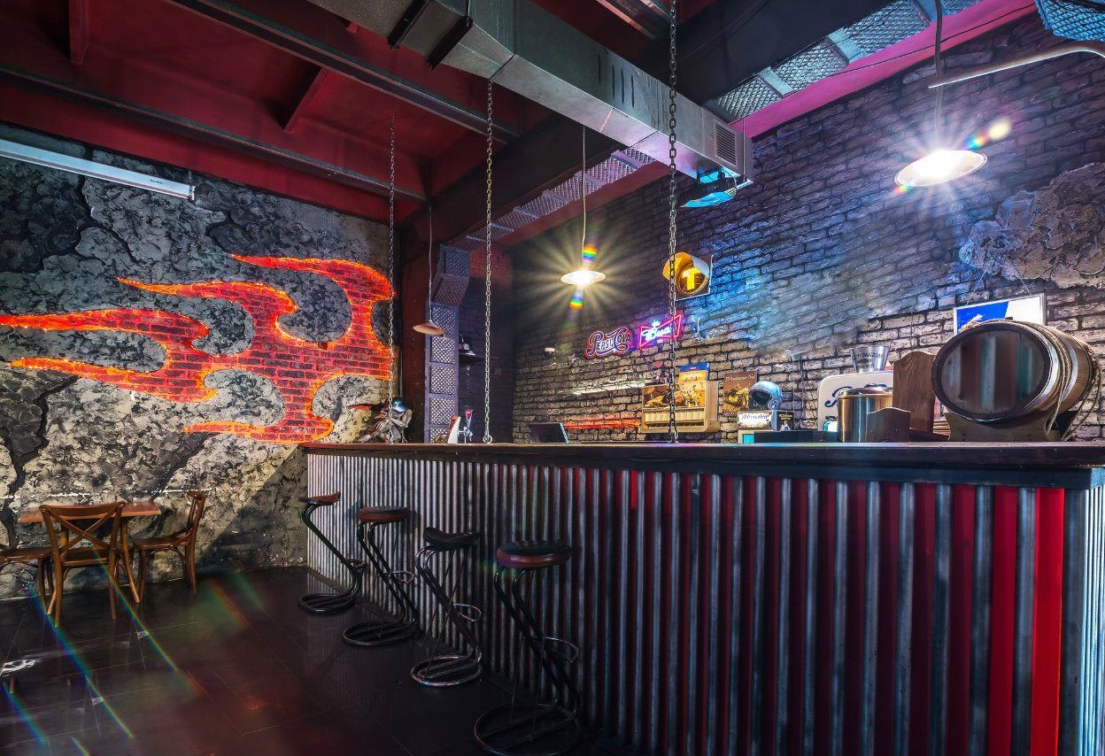 Зал с танцполом и сценой в лофте