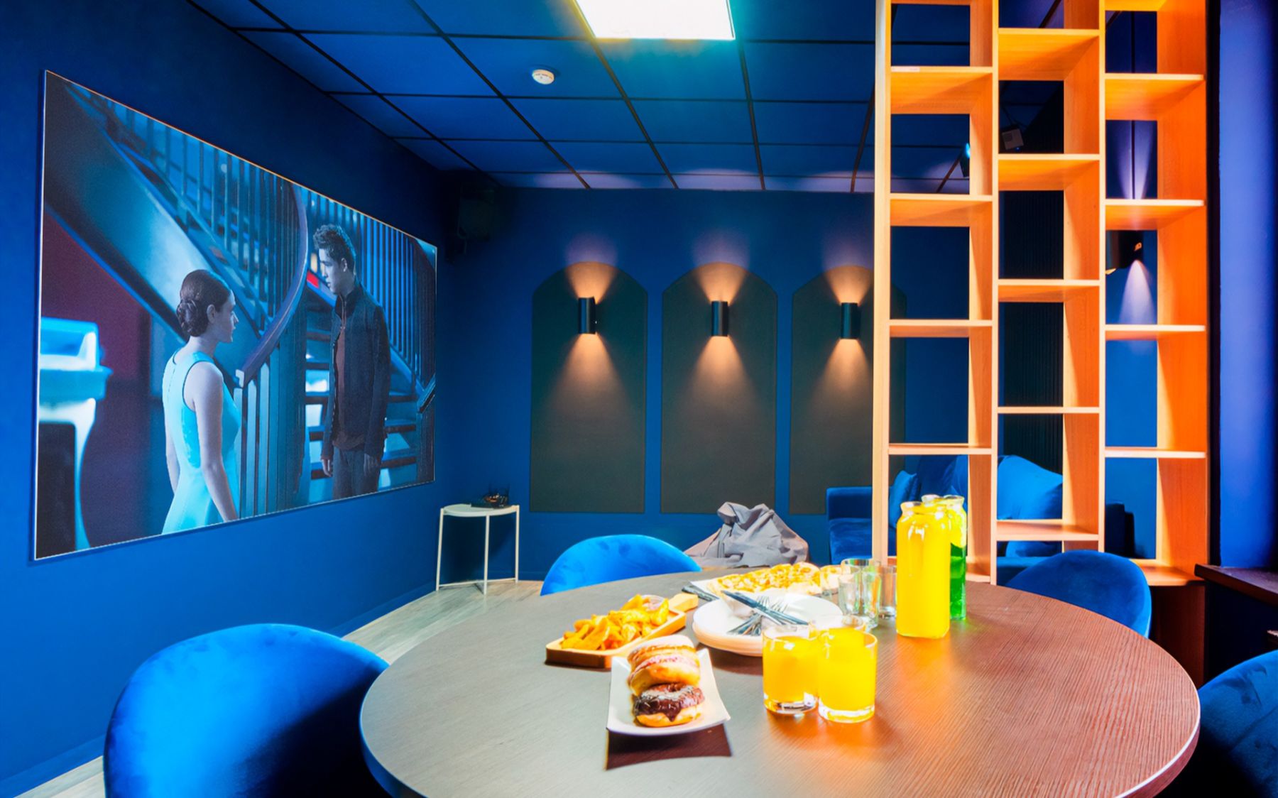 Кинолофт с мультимедиа и верандой на крыше в Москве