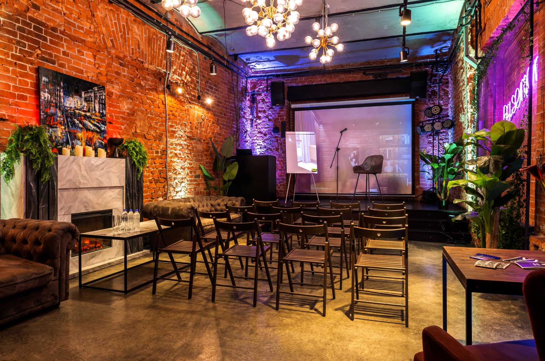 Просторная зона для мероприятий в лофте