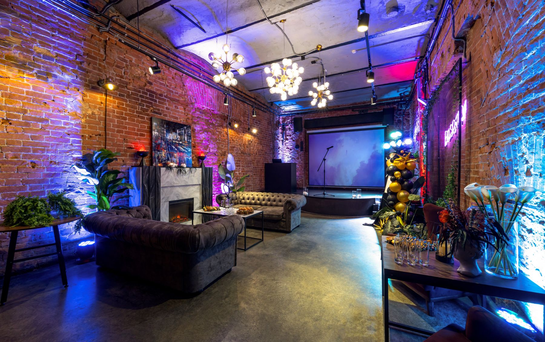 Интерьер лофта с театральной сценой и камином