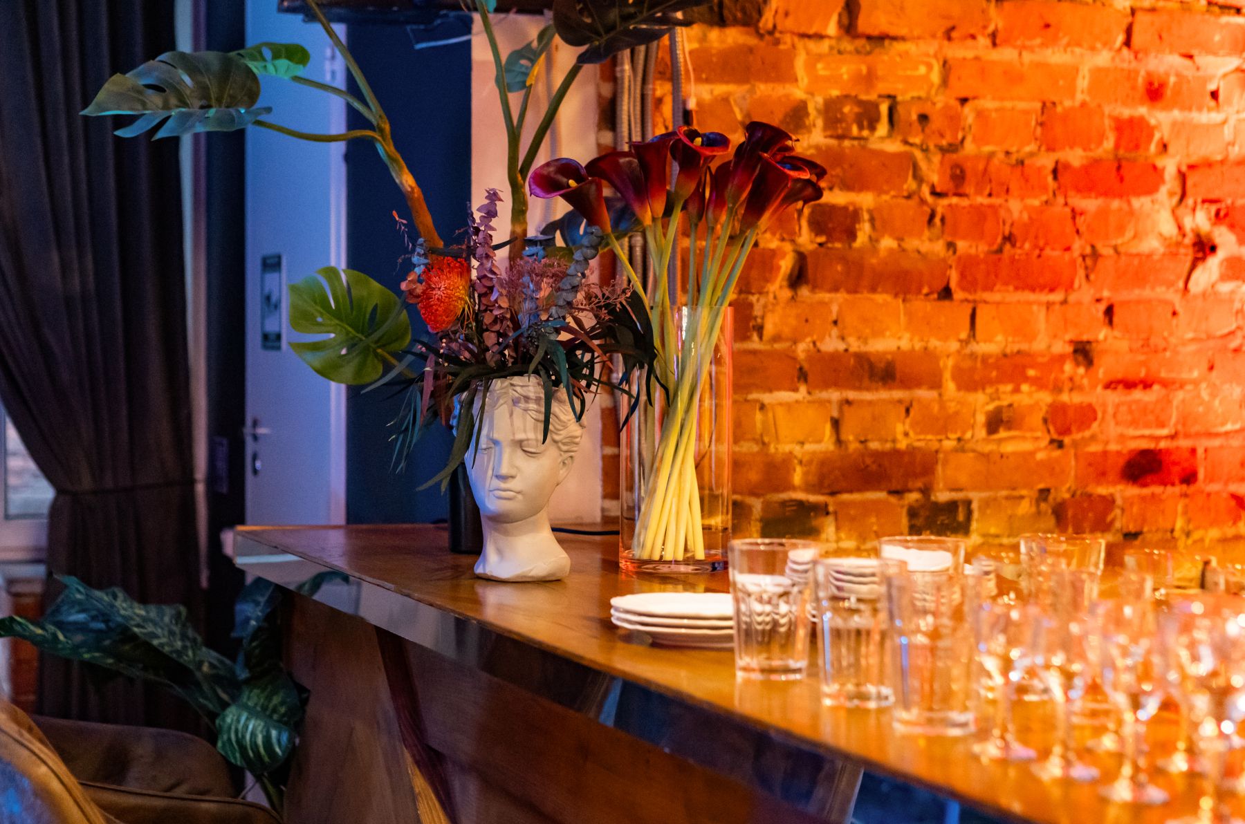 Камин и бар в лофте для мероприятий