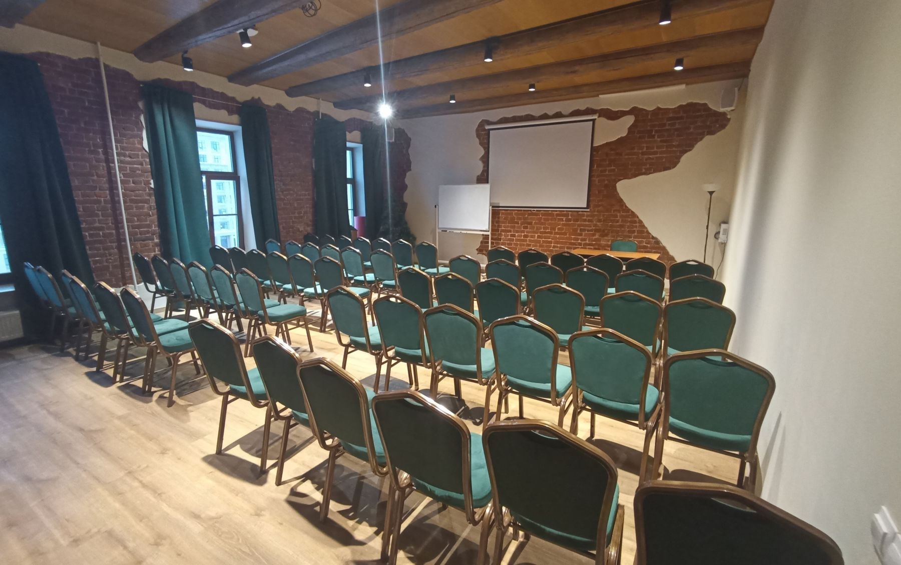 Тренинговый зал с проектором