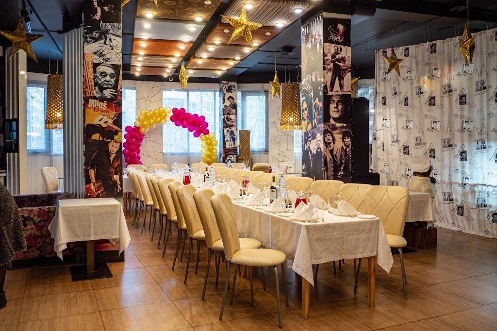 Банкетный зал кафе с музыкальным оборудованием