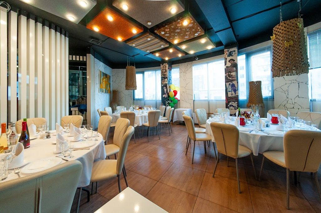 Фотография банкетного зала с гостями