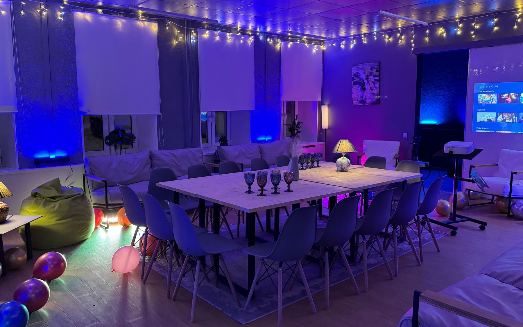 Зал Помело в скандинавском стиле с уютной мебелью