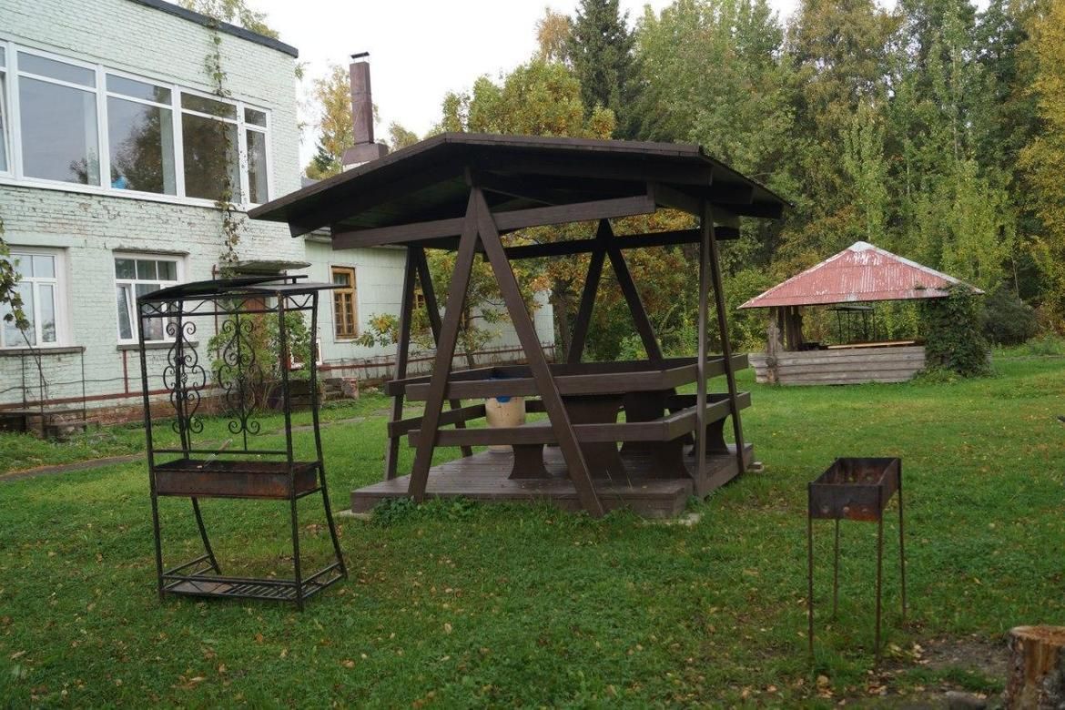 Санузел и детская зона в беседке