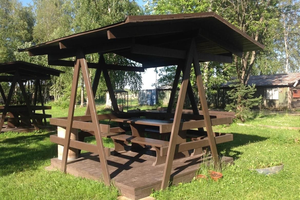 Беседка на берегу в Санкт-Петербурге