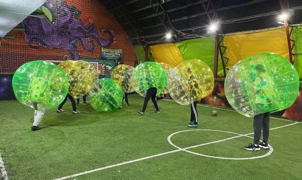 Футбольные мячи на площадке Dream Team