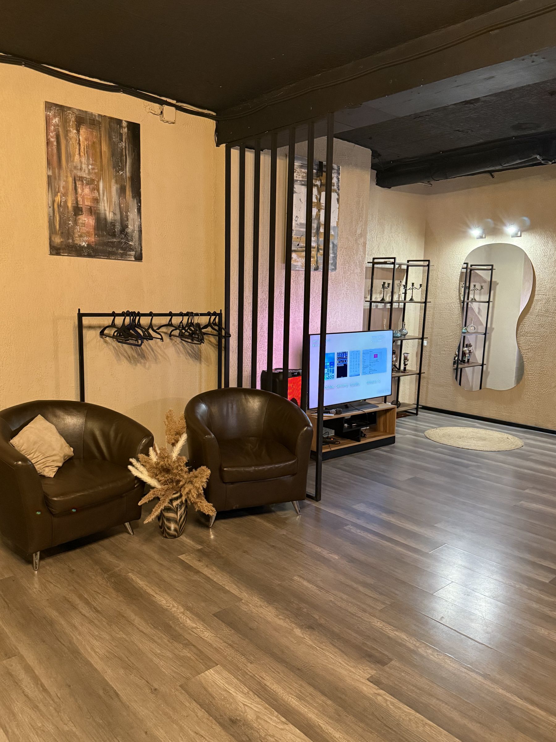 Лофт Натроение на Алексеевской - телевизор и караоке