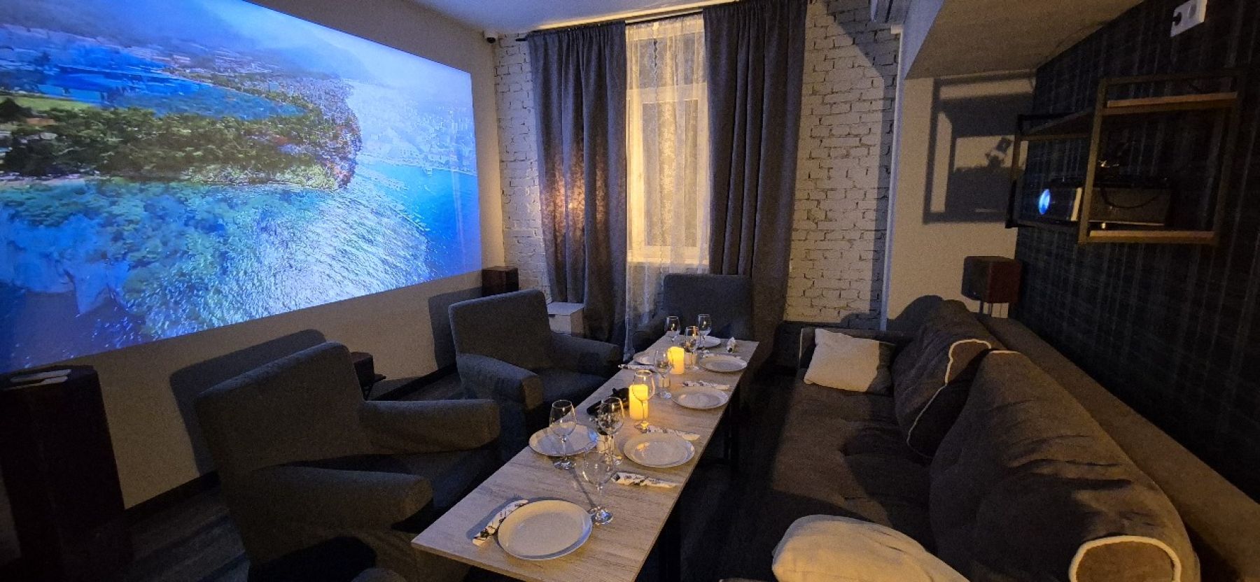 Аудиосистема и проектор в лофте Пулька