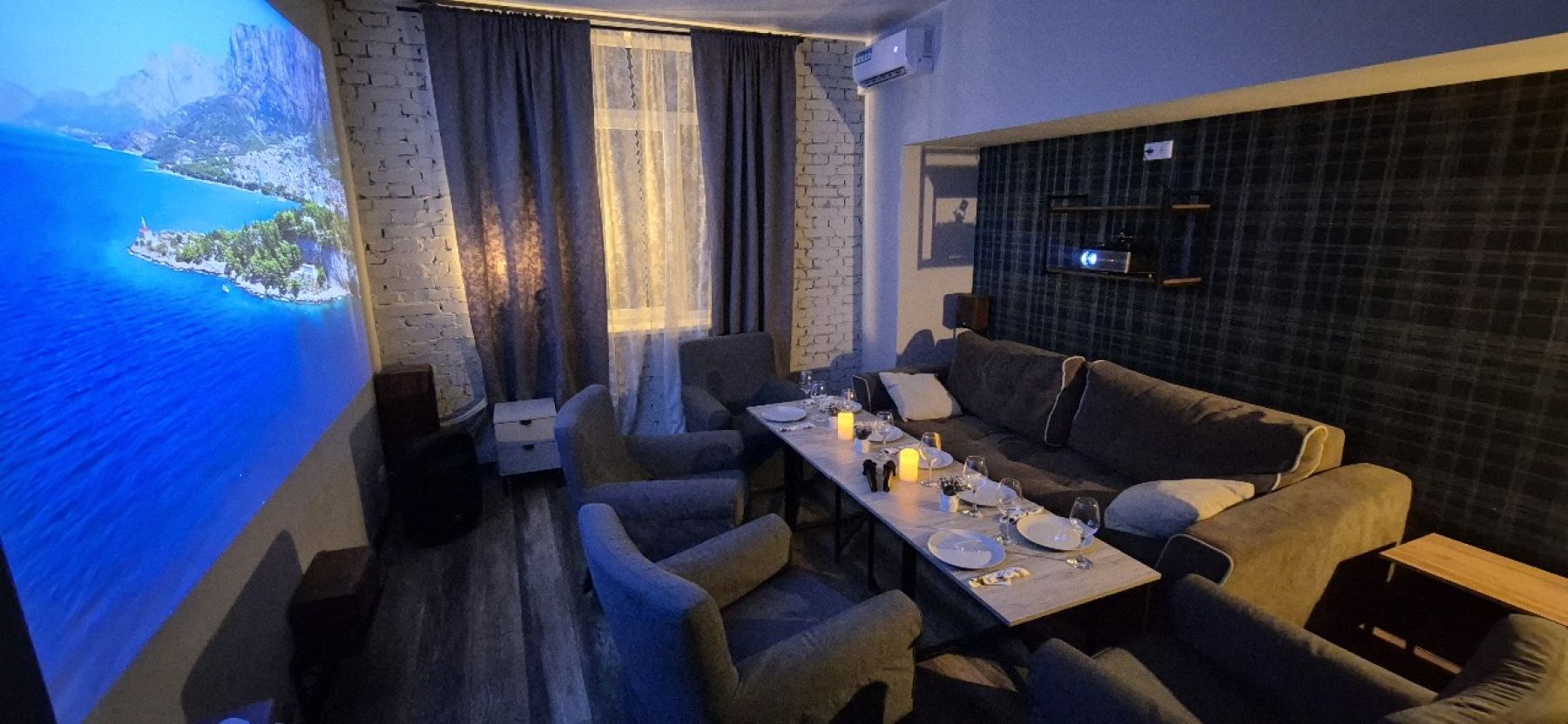 Интерьер лофта Пулька с большим окном