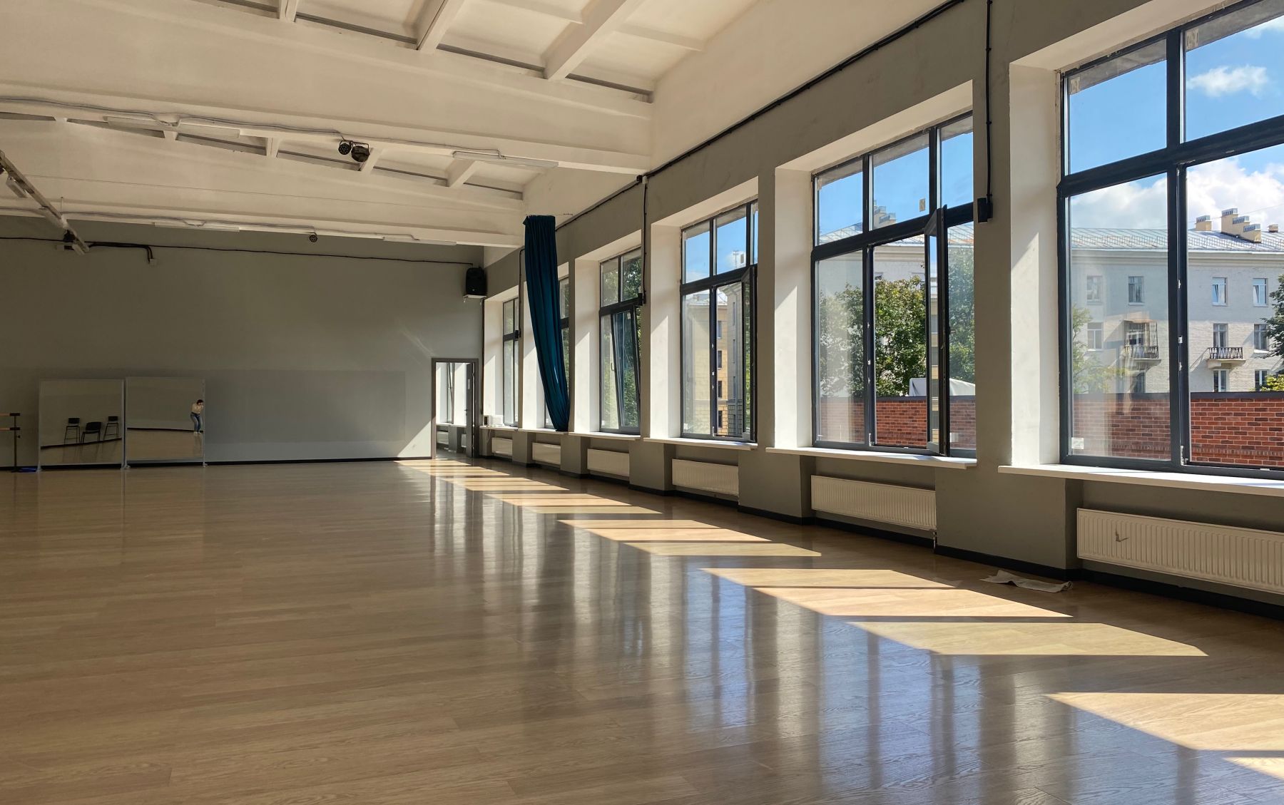 Танцевальный зал в Санкт-Петербурге с паркетом