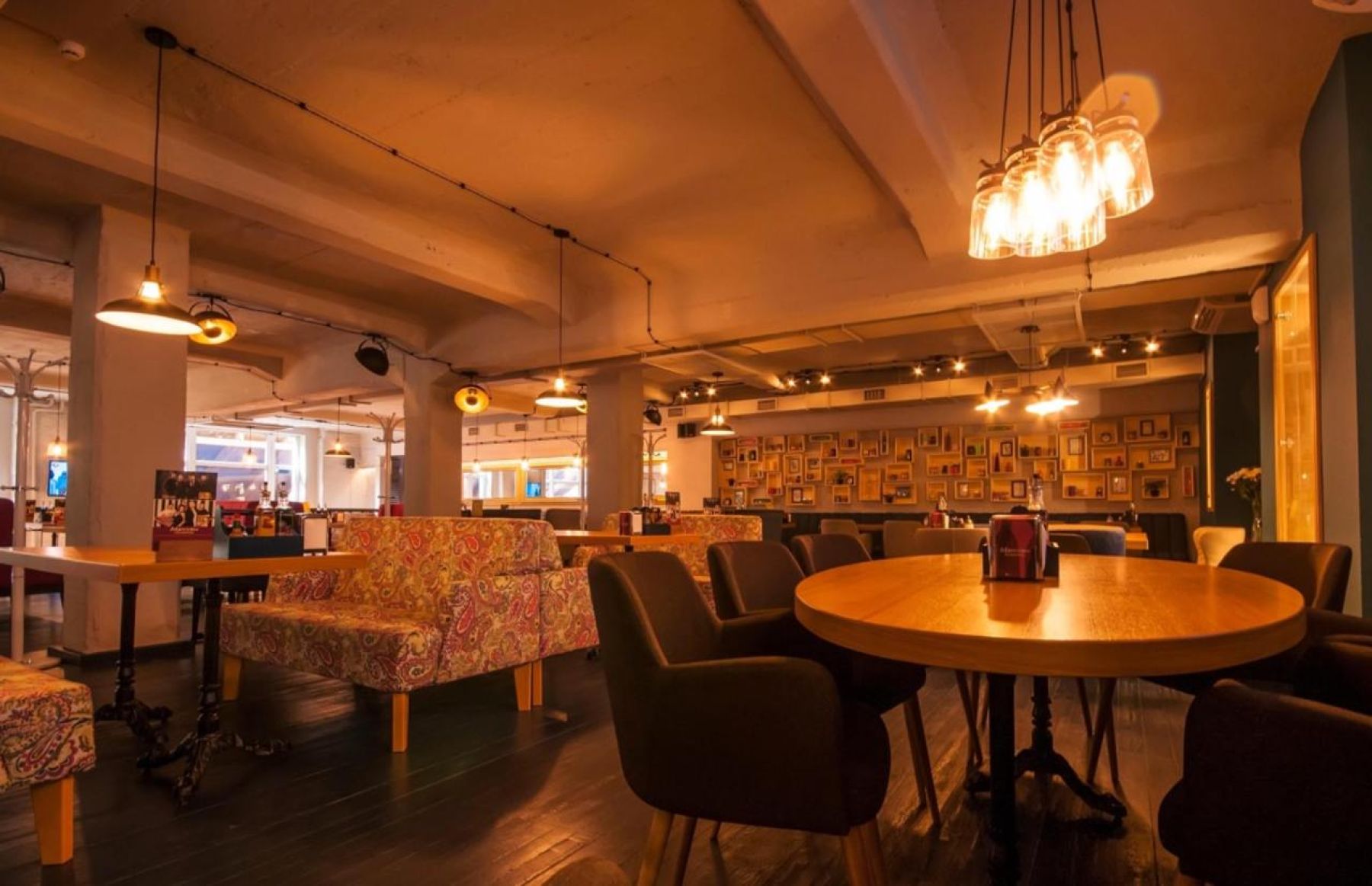 Интерьер итальянского ресторана Morricone pizza & wine