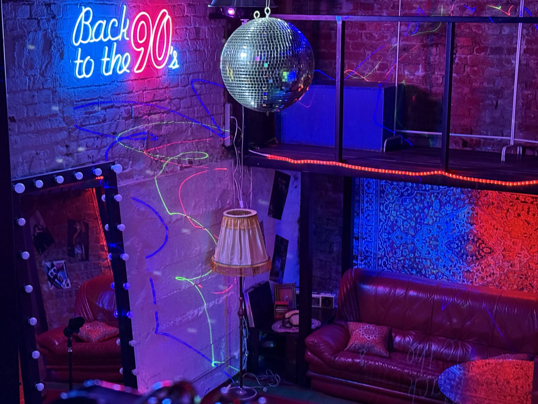 Диван и зона отдыха в лофте